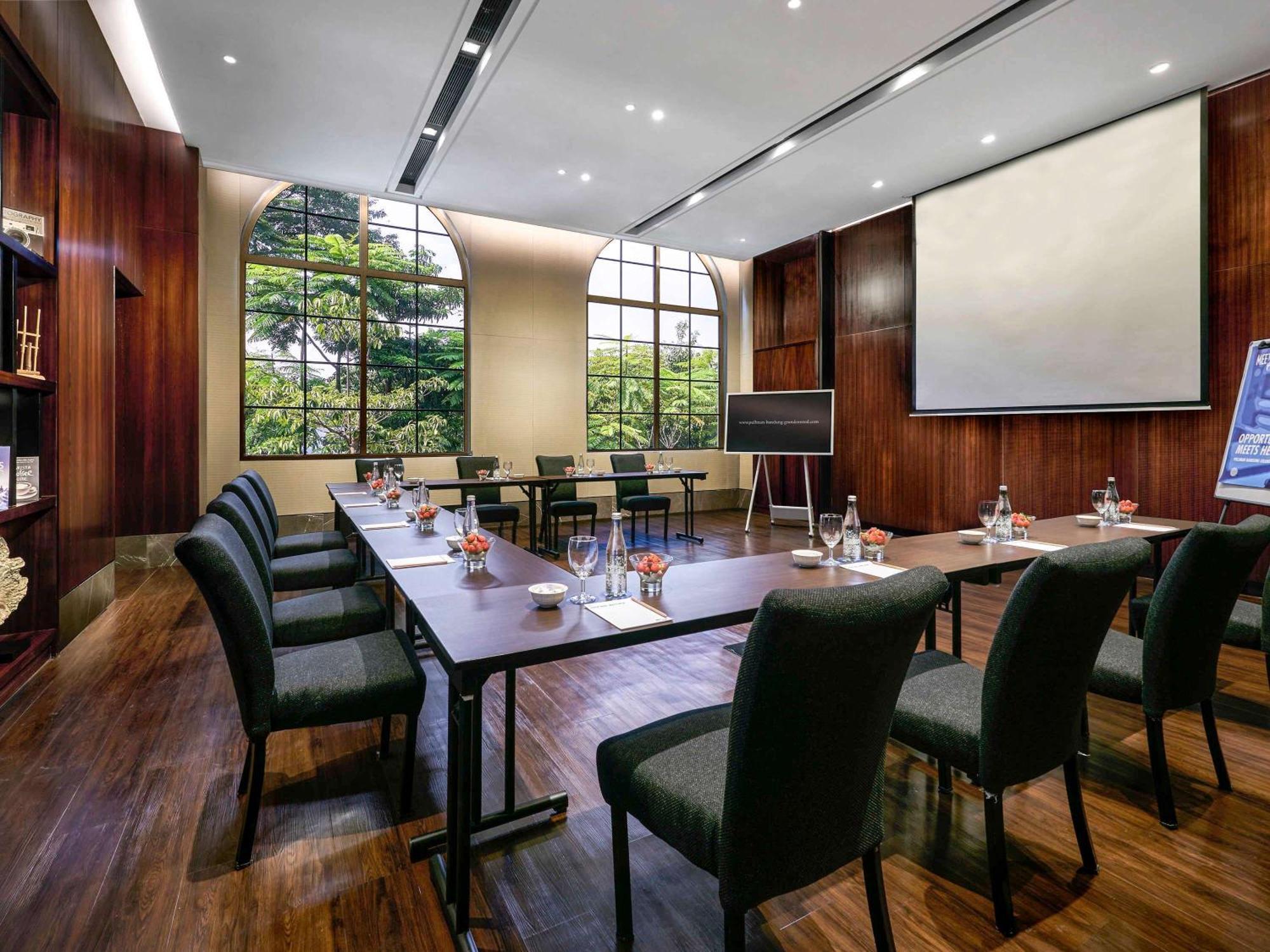 Pullman Bandung Grand Central Exterior foto